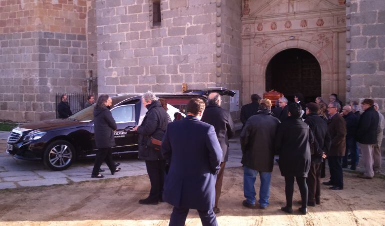 Momento en el que los restos de Emilio Rodríguez Almeida llegan a la Iglesia de Santiago