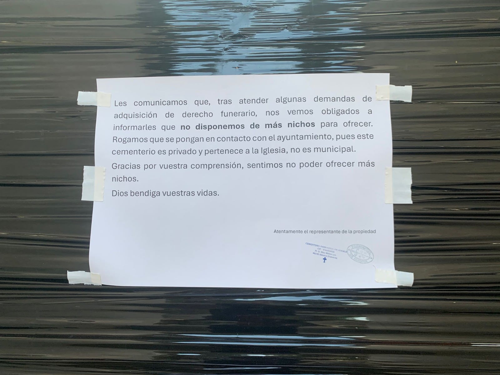 Cartel en la puerta del Cementerio de Ademuz