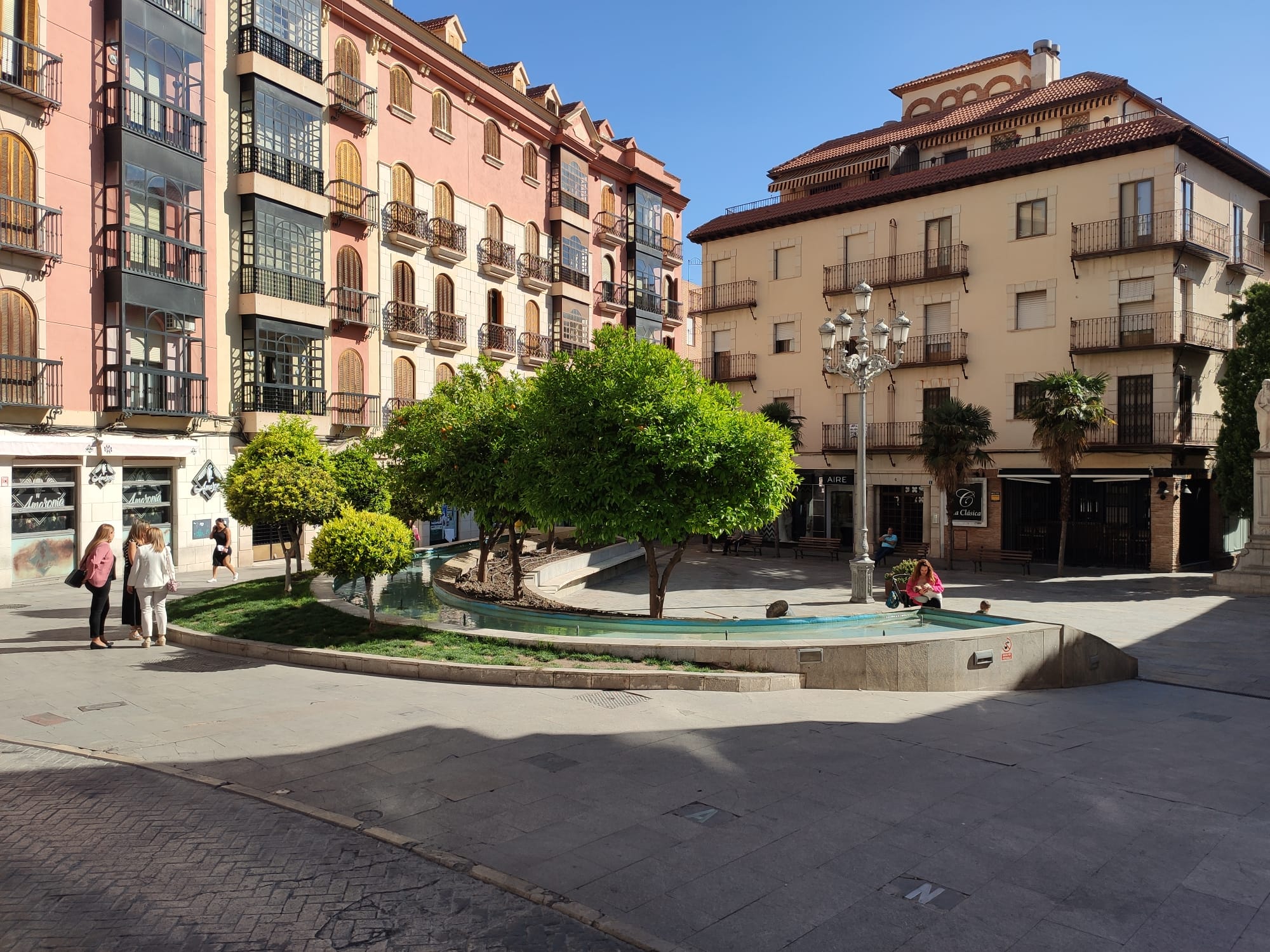 Plaza de San Ildefonso de Jaén, en el barrio del mismo nombre, durante un día soleado