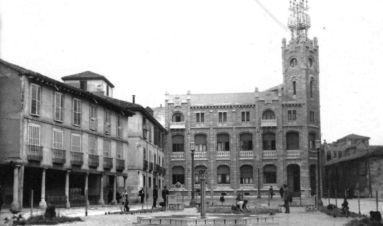 Vista de la antigua Plaza de Regla con el edificio de Correos al fondo