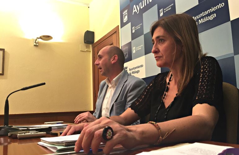 La candidata de Málaga Ahora, Ysabel Torralbo, y el número dos de la lista del PSOE, Francisco Conejo, comparecen para explicar el encuentro mantenido este lunes