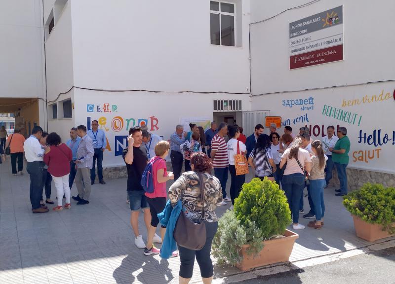 Votantes a las puertas del CEIP Leonor Canalejas de Benidorm en las pasadas elecciones europeas, celebradas el 26 de mayo de 2019