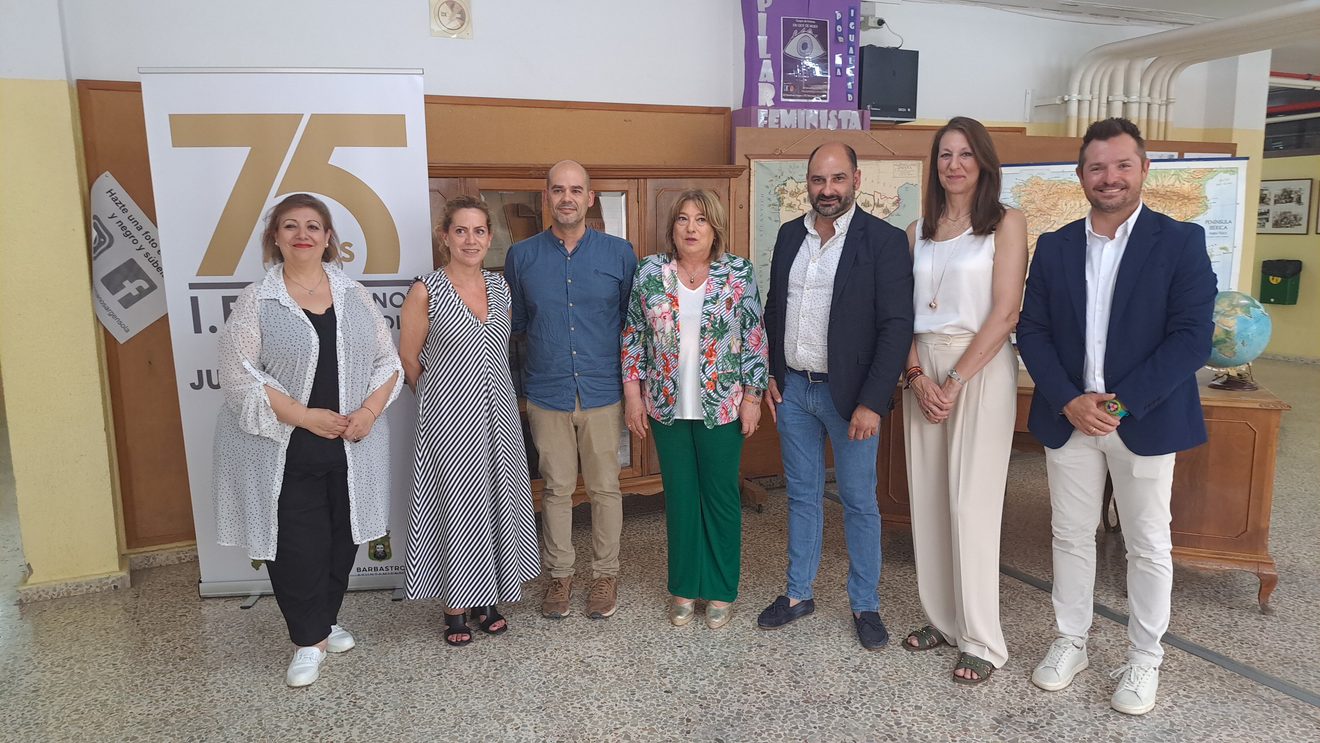 La consejera de educación con las autoridades educativas y políticas. Foto: DGA