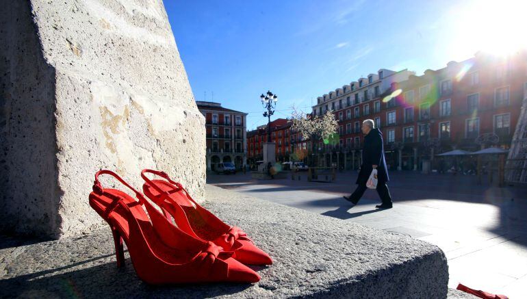 Instalación artística Zapatos Rojos, con motivo del Día Internacional contra la Violencia de Género 