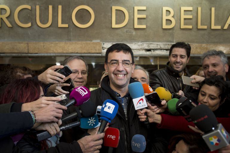 El portavoz de la gestora del PSOE, Mario Jiménez, hace declaraciones antes de participar en la manifestación 