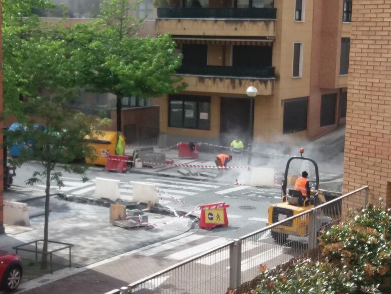 Obras de elevación del paso de peatones en la calle Puiana. 