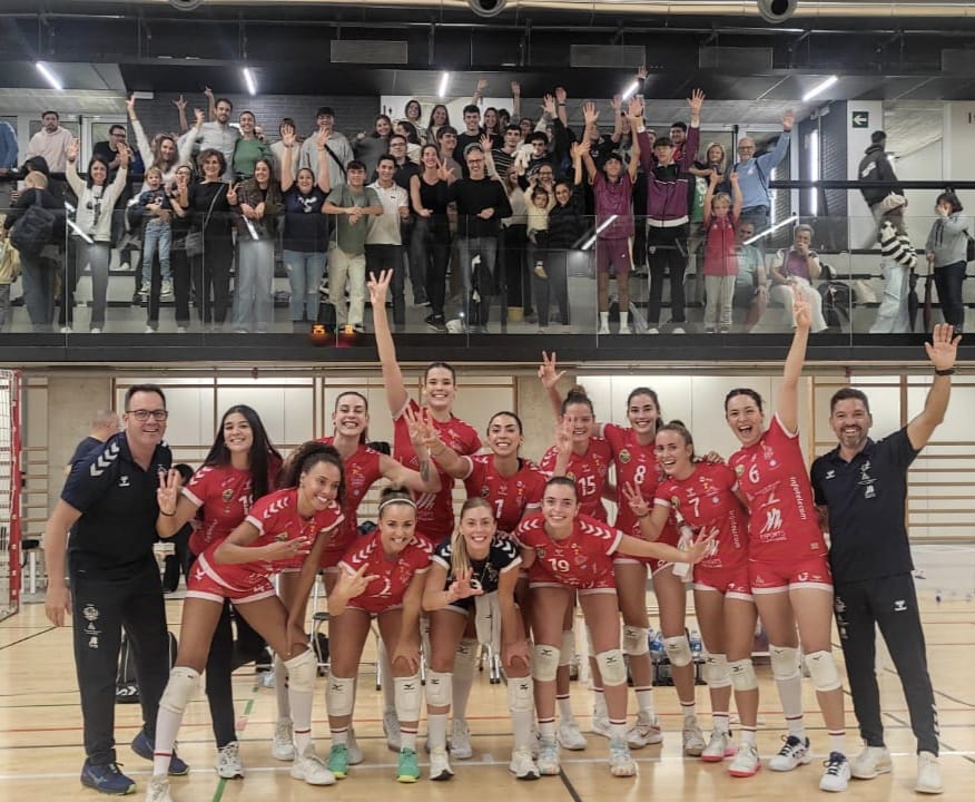 L'Avarca va celebrar el triomf a una pista del CVC Barça on es van aplegar molts aficionats menorquins.