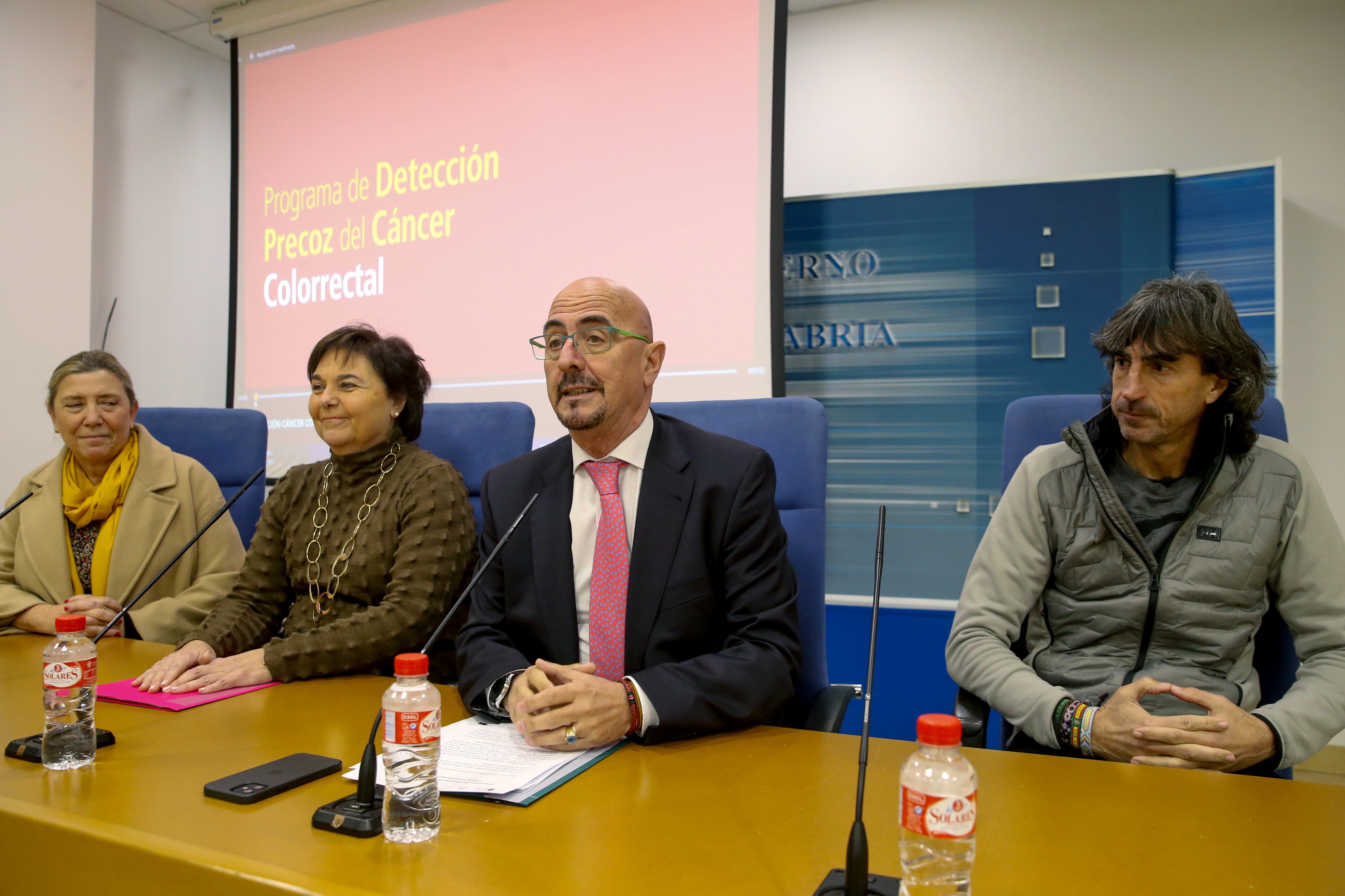 El consejero de Salud, César Pascual, presenta el programa de cribado de cáncer de colon, en cuya difusión colabora el ex futbolista Emilio Amavisca.