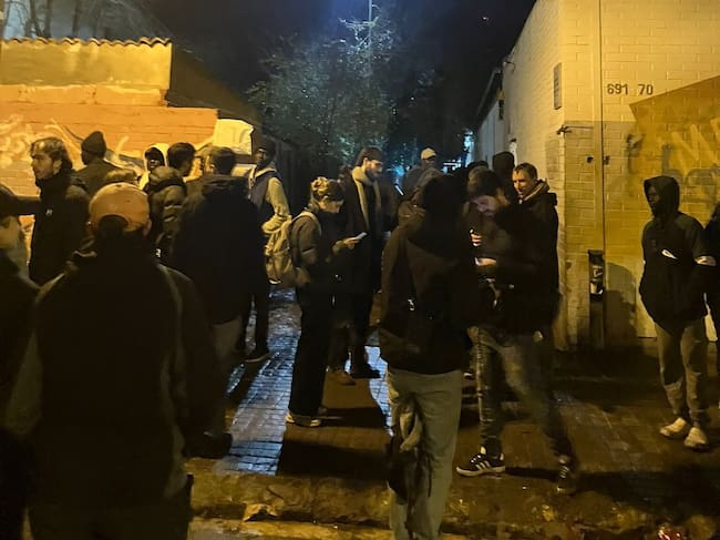 Los Mossos comienzan el desalojo de 400 migrantes que viven en un antiguo instituto de Badalona.