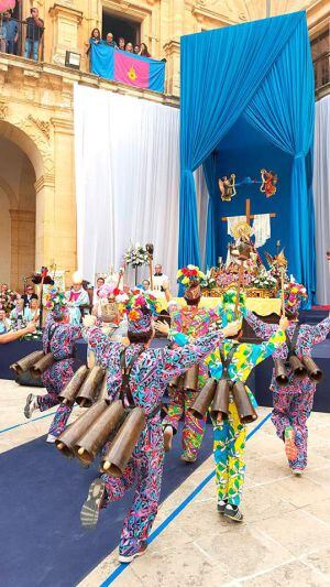 Danzantes bailando ante la patrona ucleseña