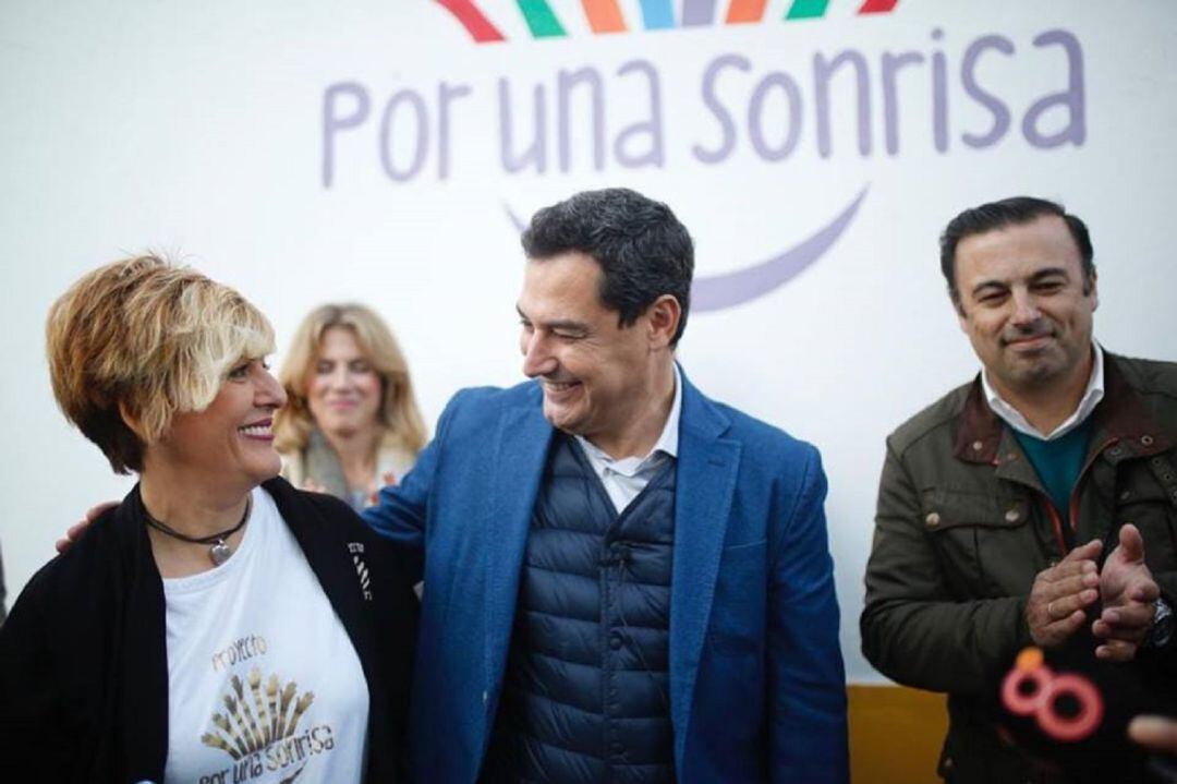 Eva Ledesma, presidenta de &quot;Por una sonrisa&quot;, junto a Juan manuel Moreno Bonilla