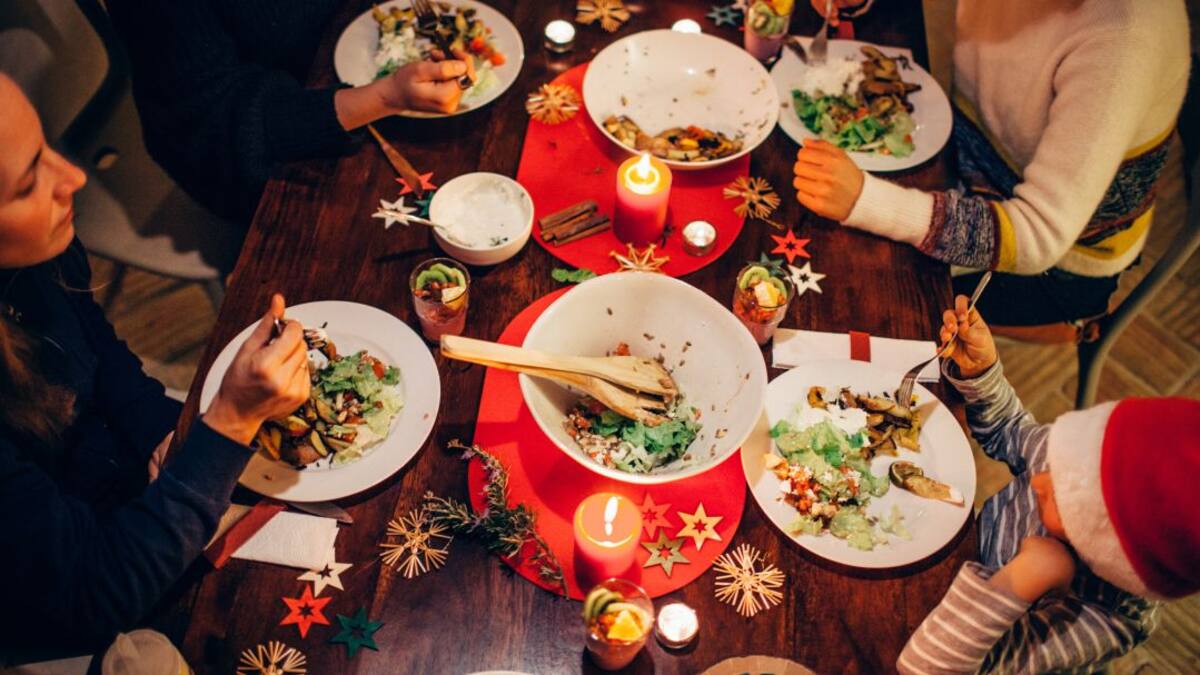 Cómo tendremos que comportarnos en las cenas de Navidad según una experta en medicina preventiva