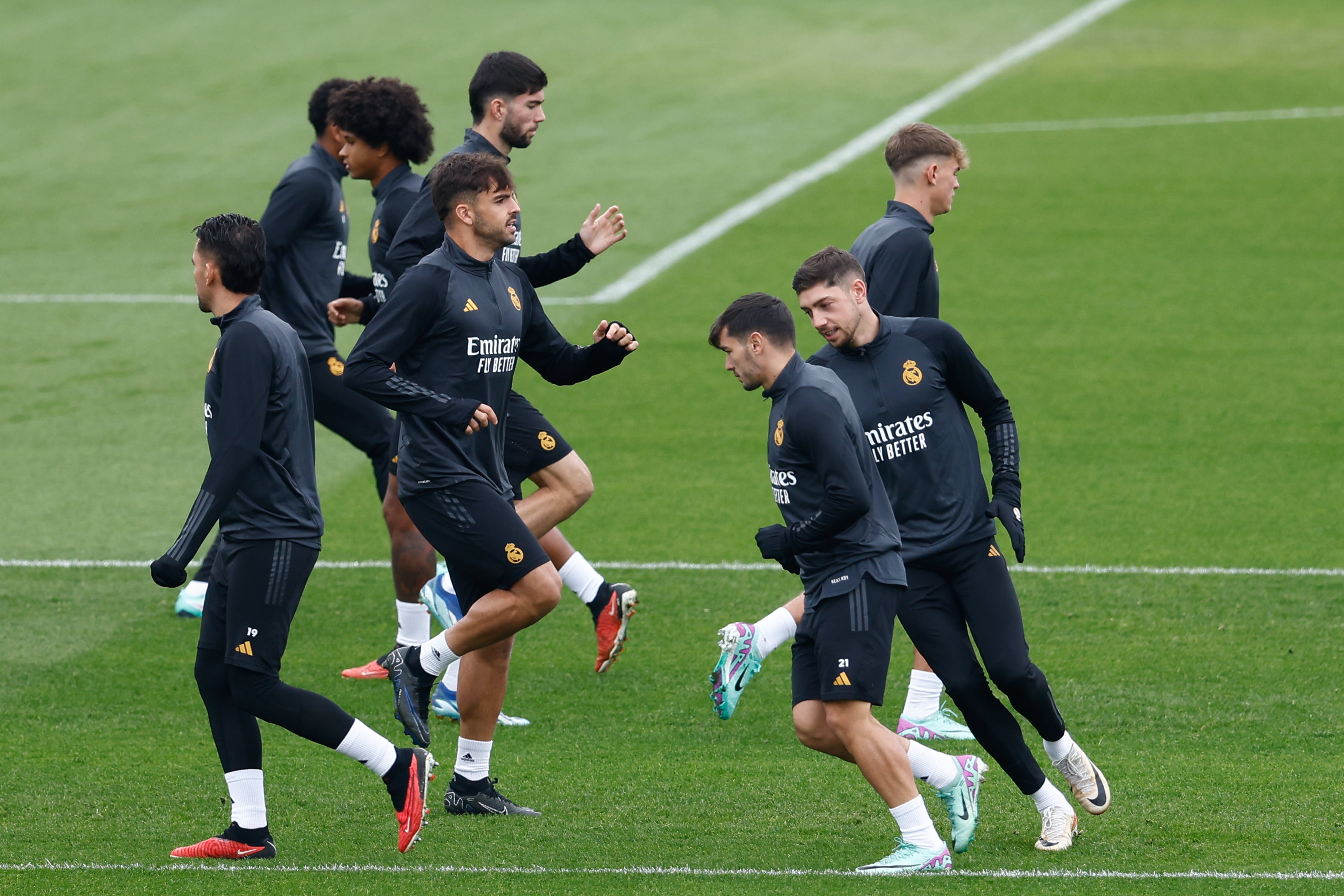 Raul Asencio entrena junto a Brahim, Valverde y otros jugadores del Real Madrid