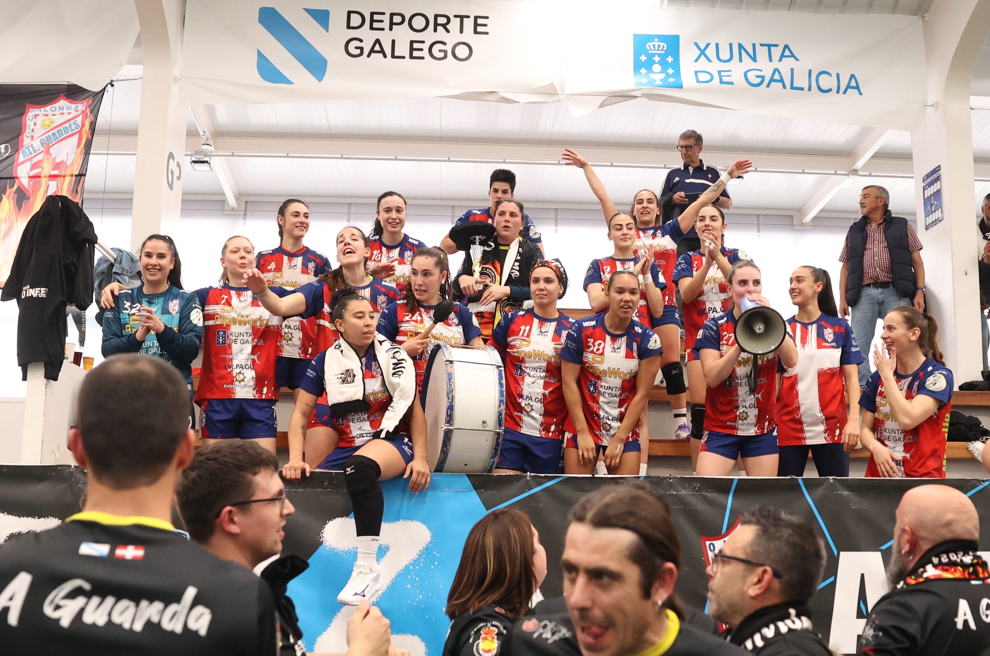 Las jugadoras del Mecalia Atlético Guardés celebrando el primer puesto en la clasificación de la Liga Guerreras Iberdrola