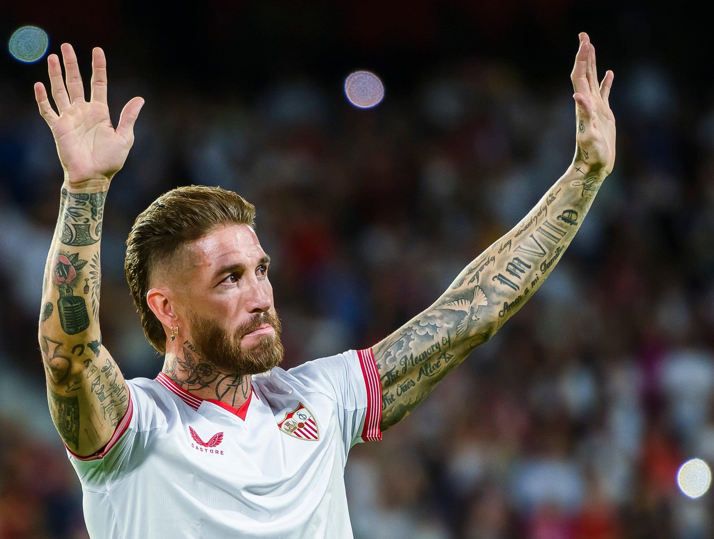 El central Sergio Ramos en su presentación como nuevo jugador del Sevilla FC esta tarde, en el estadio Ramón Sánchez Pizjúan de Sevilla.