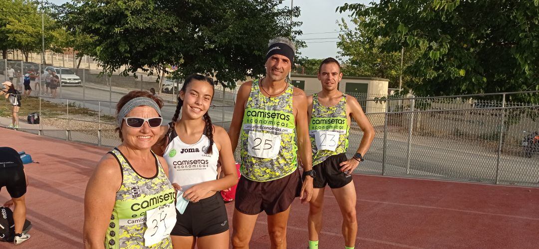 Atletas del Club Atletismo Elda en las instalaciones deportivas eldenses