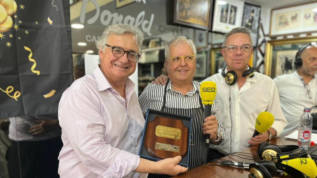 Mariano García recibió, por los 50 años del Donald, una metopa de manos de Antonio Yélamo en nombre de "sus amigos de Radio Sevilla"