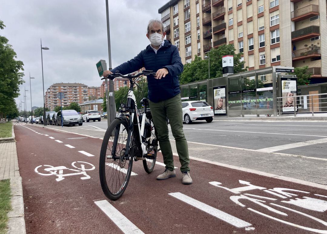 El concejal de Movilidad y Espacio Público, Raimundo Ruiz de Escudero, sobre un nuevo bidegorri ya reformado, en el tramo desde la rotonda de Polvorín Viejo hasta la de la calle Florida