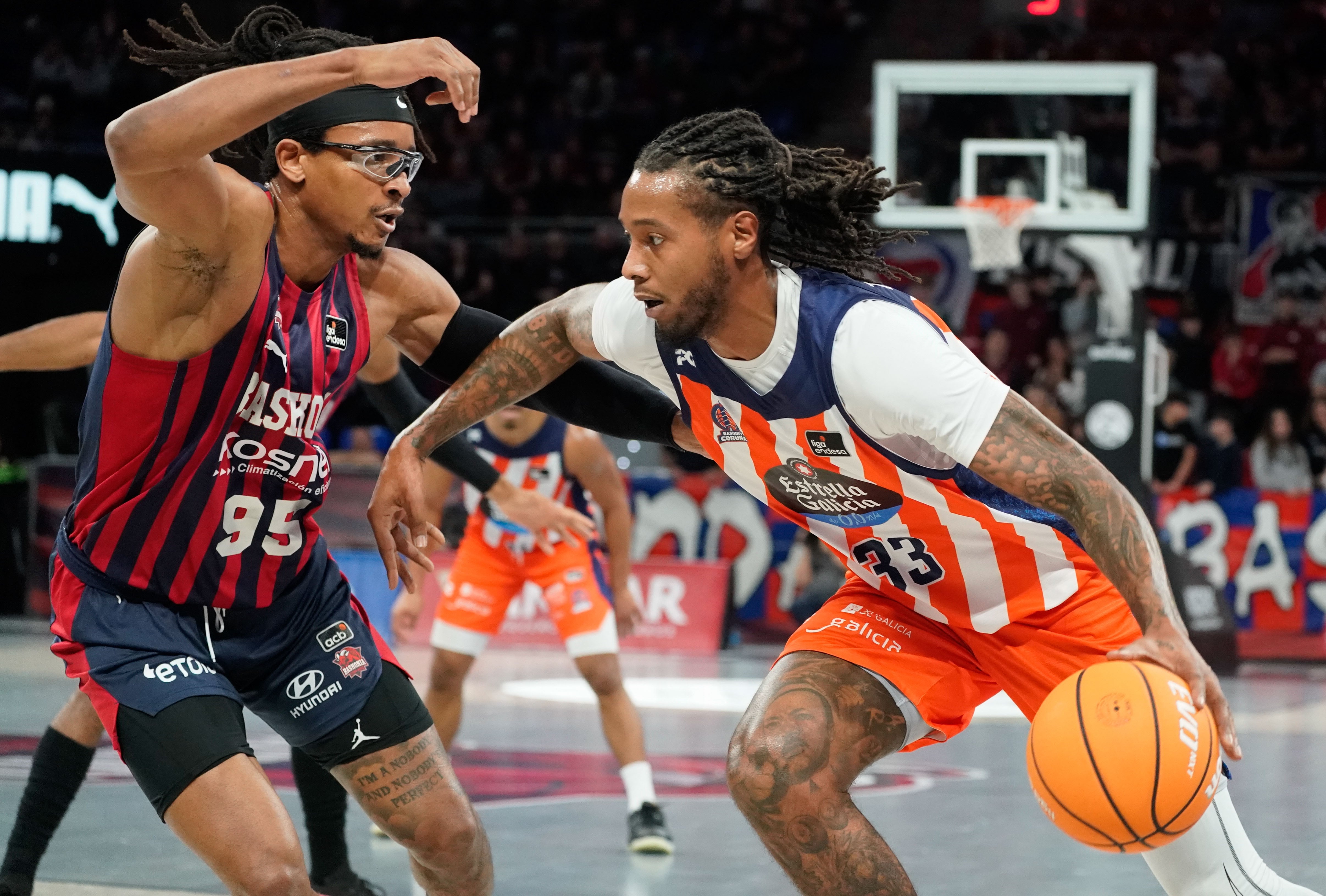 VITORIA, 08/01/2024.- El ala pívot nigeriano de Baskonia Chima Moneke (i) defiende al pívot estadounidense del Leyma Coruña Trey Thompkins, durante el encuentro correspondiente a la fase regular de la Liga Endesa que disputan hoy miércoles frente a Leyma Coruña en el Fernando Buesa Arena de Vitoria. EFE / L. Rico
