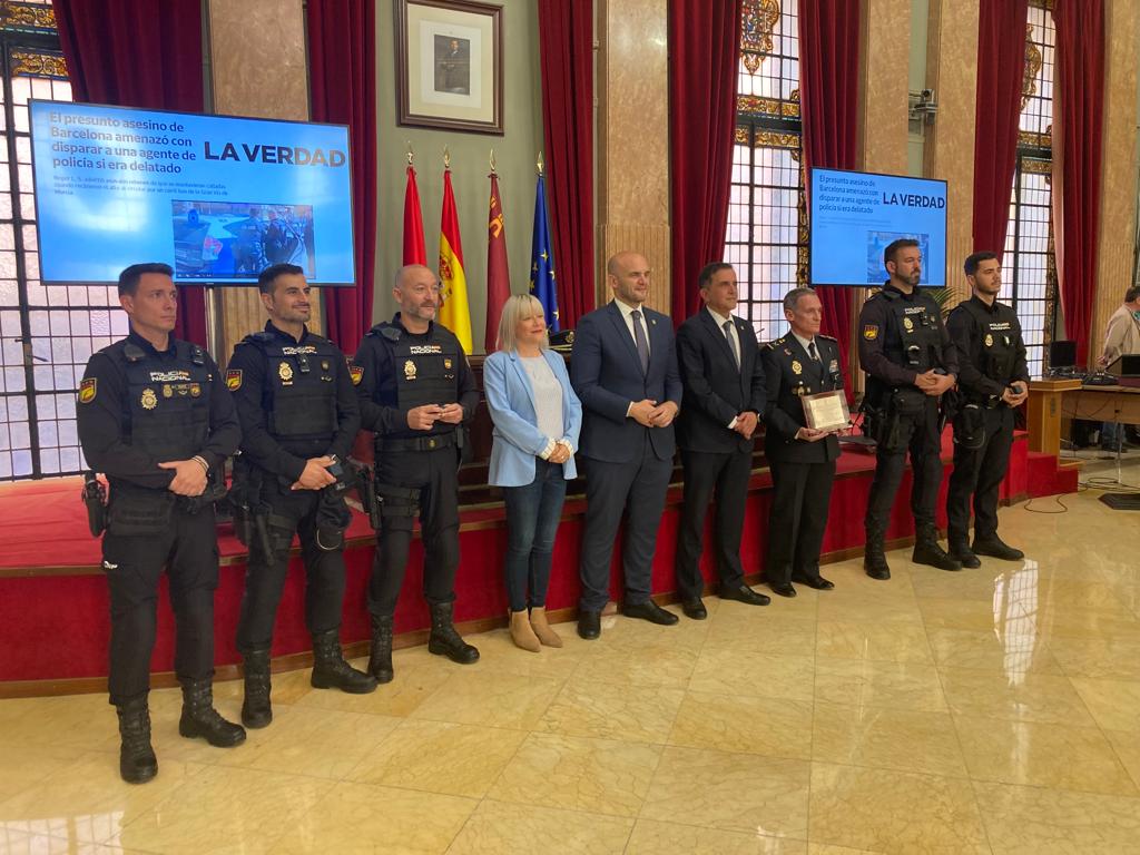 Los agentes junto a las autoridades municipales