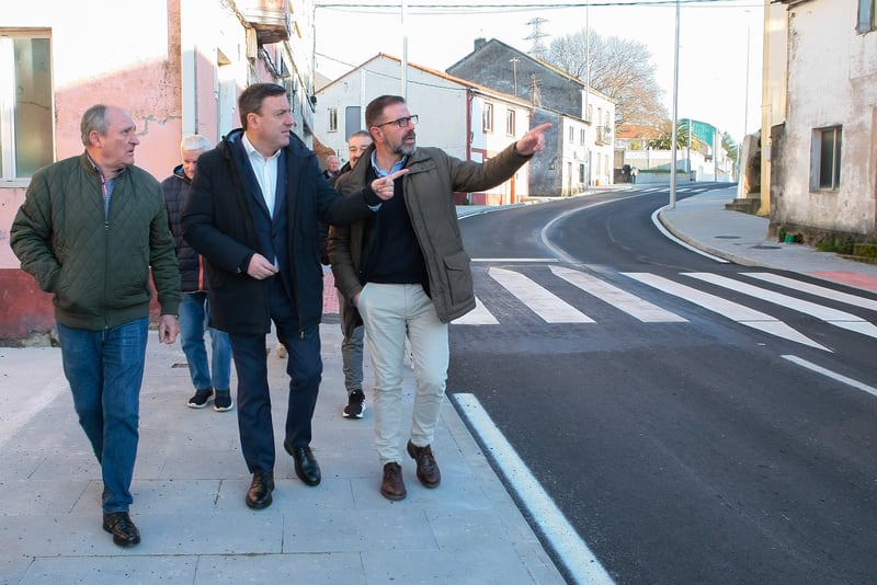 González Formoso y Mato durante su visita a Serantes, acompañados de representantes vecinales (foto: Deputación A Coruña)