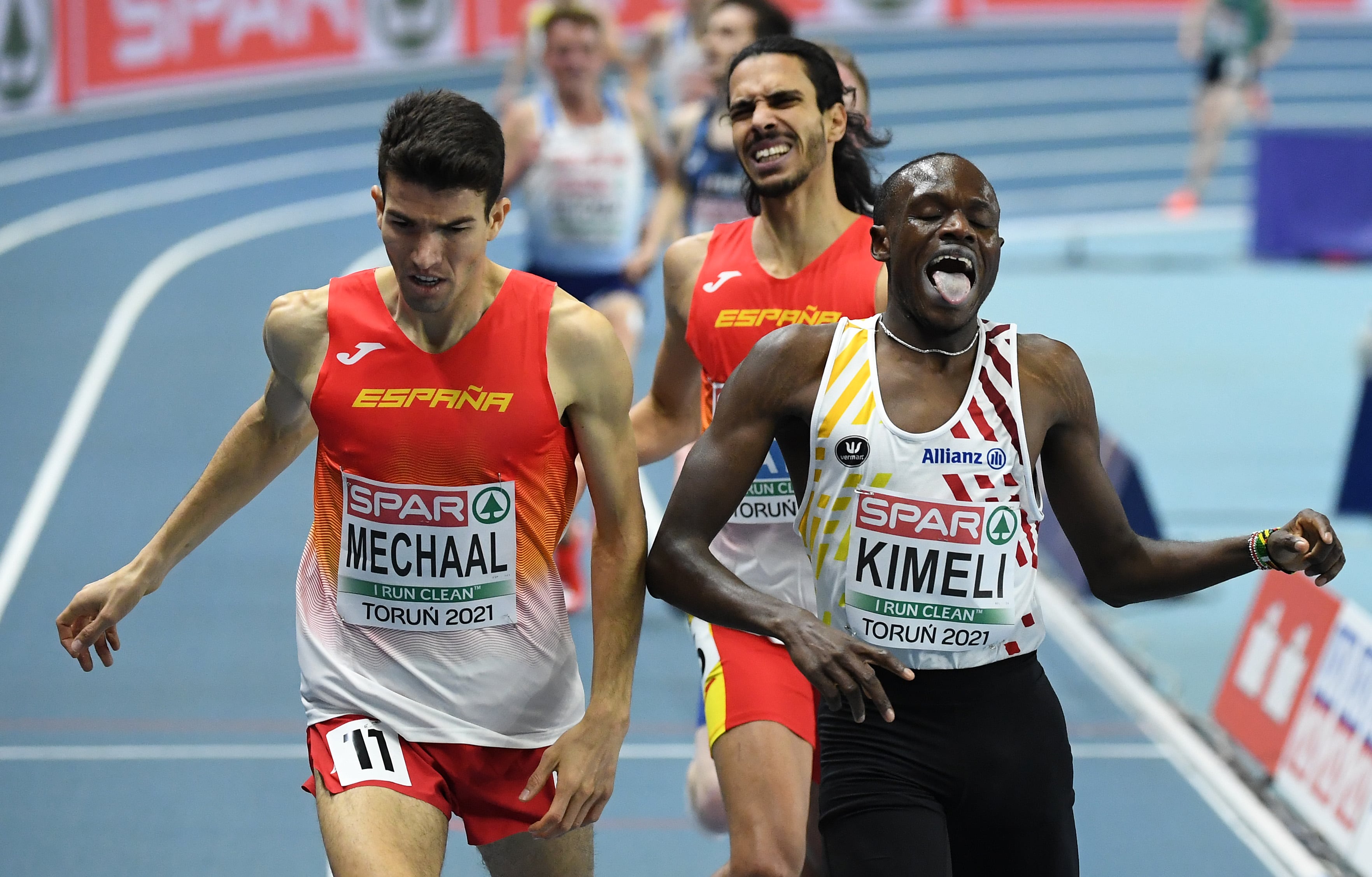 Adel Mechaal llega a meta en los Europeos Indoor de 2021 seguido de Mo Katir