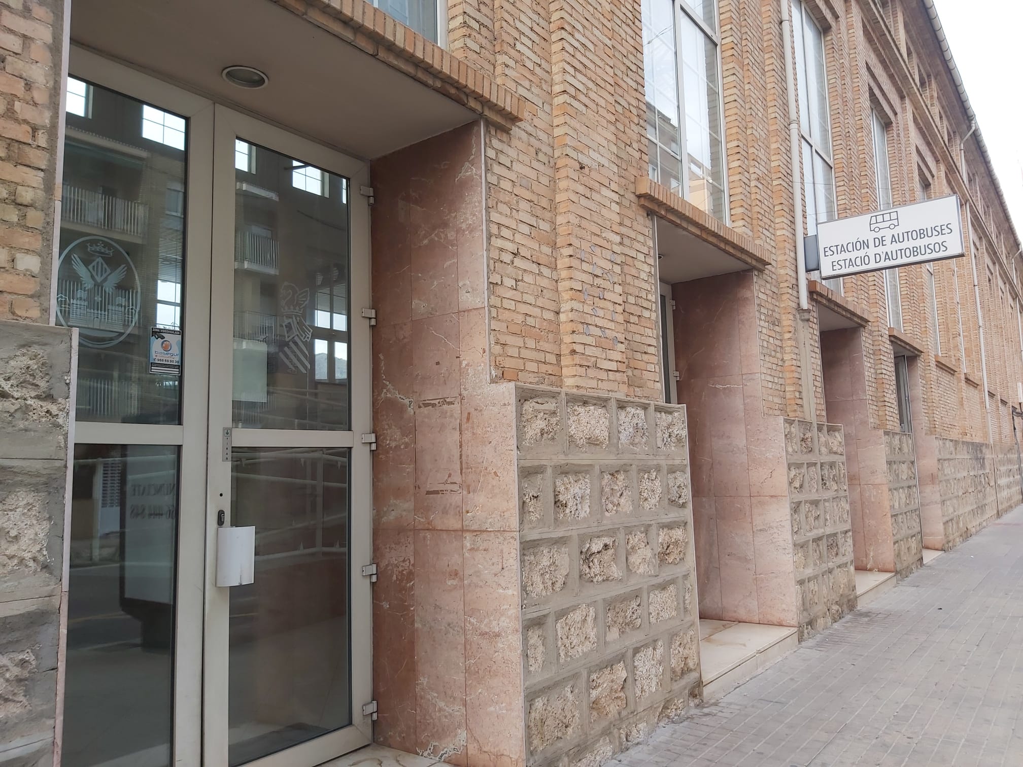 La estación de Alcoy es el punto de partida del viaje en autobús con destino a València.