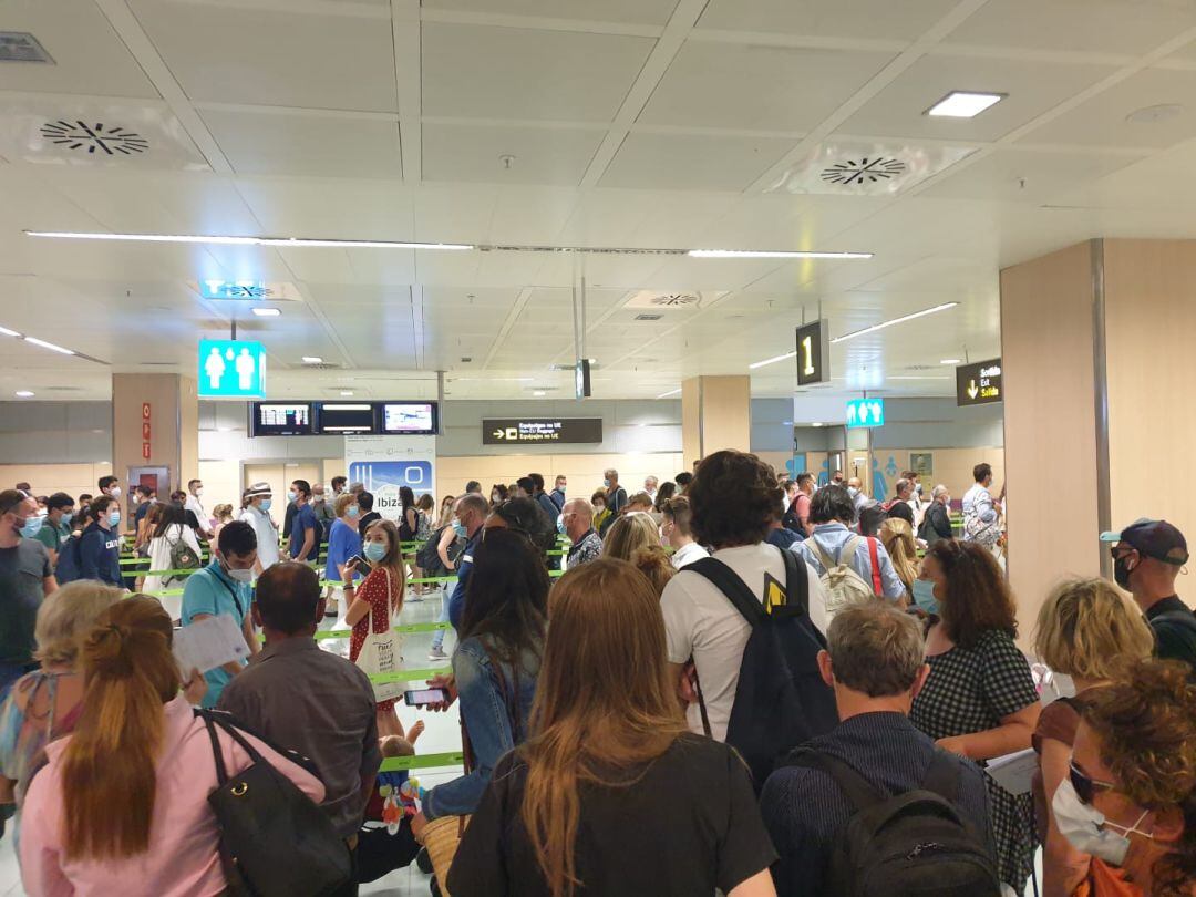 Pasajeros en el Aeropuerto de Ibiza el verano pasado