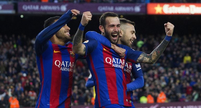 Aleix Vidal celebra feliz su tanto, el quinto del partido