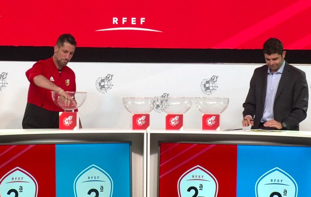 El exinternacional Joan Capdevila sacó la bola del Racing la primera de todo el sorteo.