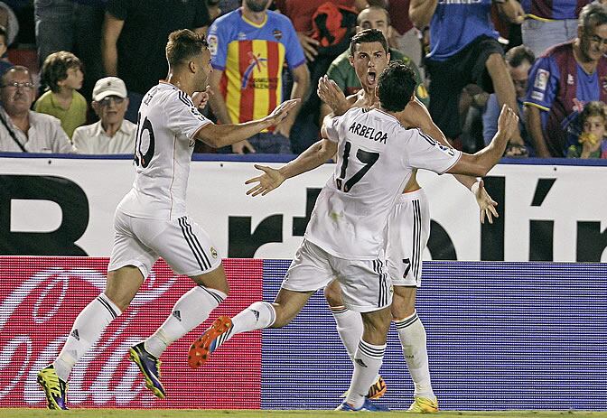 Cristiano celebra con Jesé y Arbeloa su gol en el tiempo de descuento