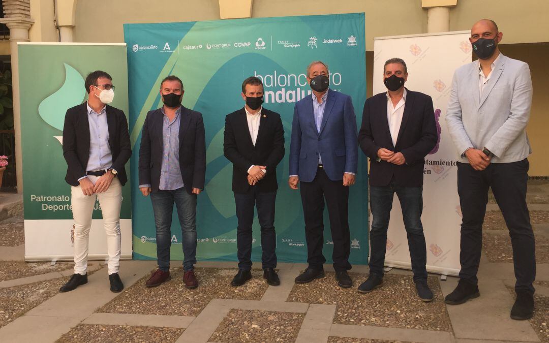 El alcalde de Jaén, Julio Millán (centro), junto a autoridades locales, provinciales y responsables del torneo.