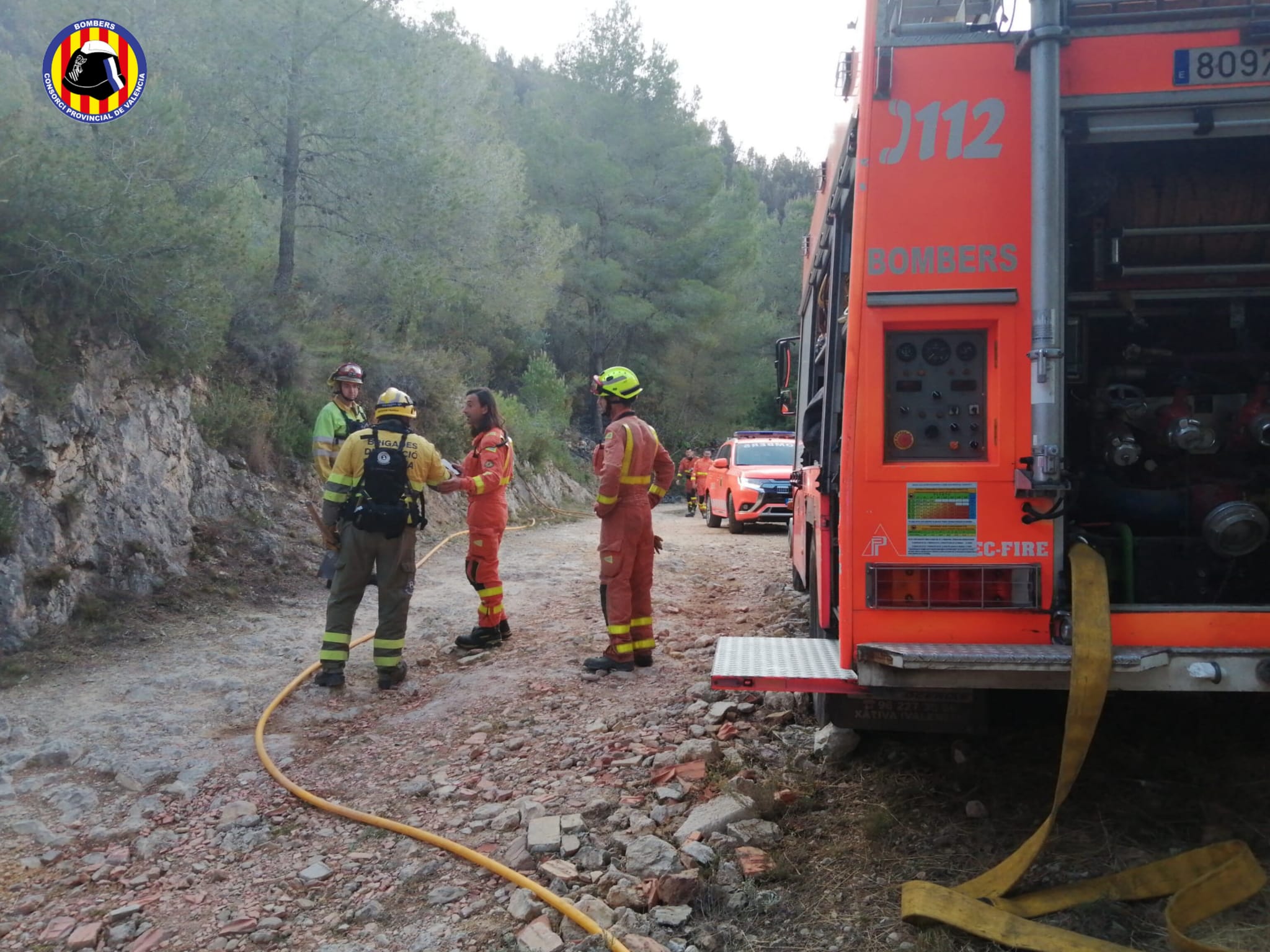 Bomberos en el incendio declarado en Genovés