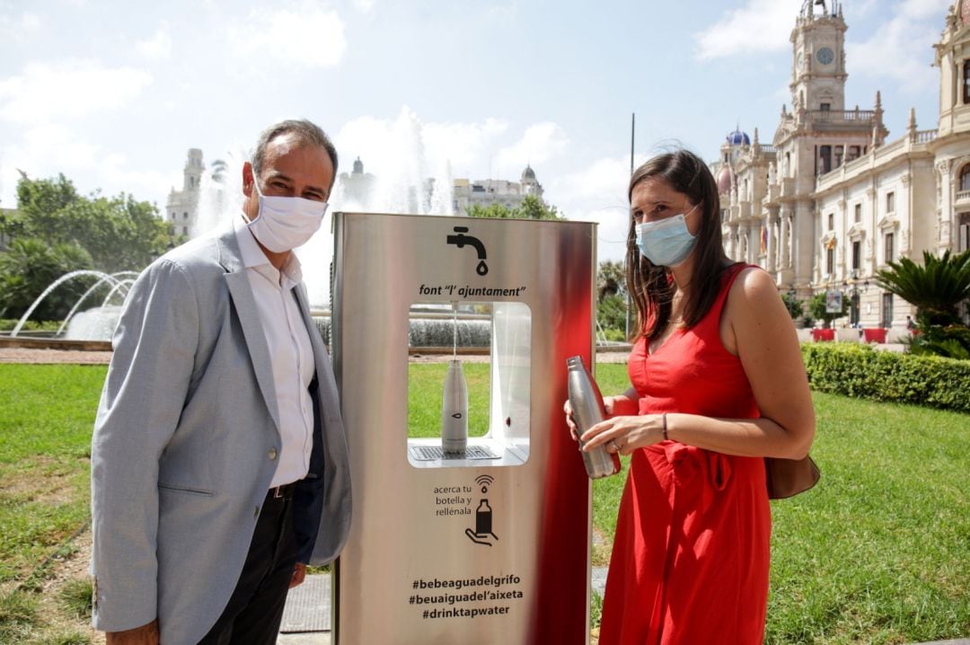 Presentación de la nueva fuente de agua refrigerada en la plaza del Ayuntamiento de València