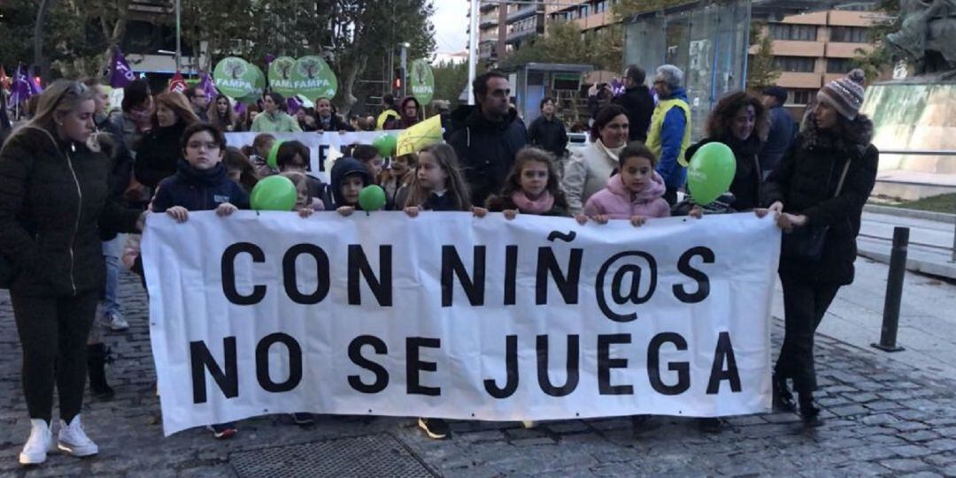 Manifestación por el restablecimiento del servicio de los comedores escolares.