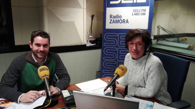 Antidio Fagúndez junto a Marichu García en los estudios de Radio Zamora