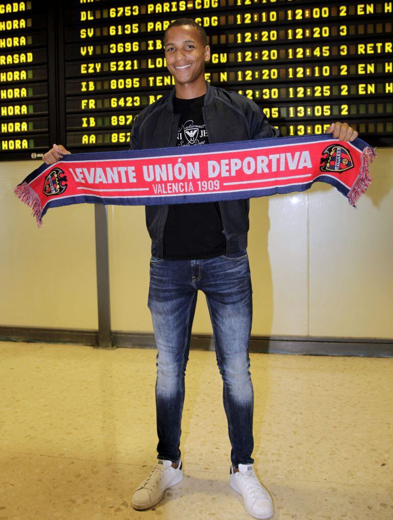 GRA110. VALENCIA, 27/07/2015 Fotografía cedida por el Levante UD del delantero brasileño Deyverson Silva, que aseguró hoy, nada más aterrizar en Valencia para firmar el contrato con el Levante, que el club valenciano le convenció con su apuesta y mostró su satisfacción por llegar a la liga española, a la que califica como &quot;muy importante&quot;. EFE/ Alberto Iranzo SOLO USO EDITORIAL