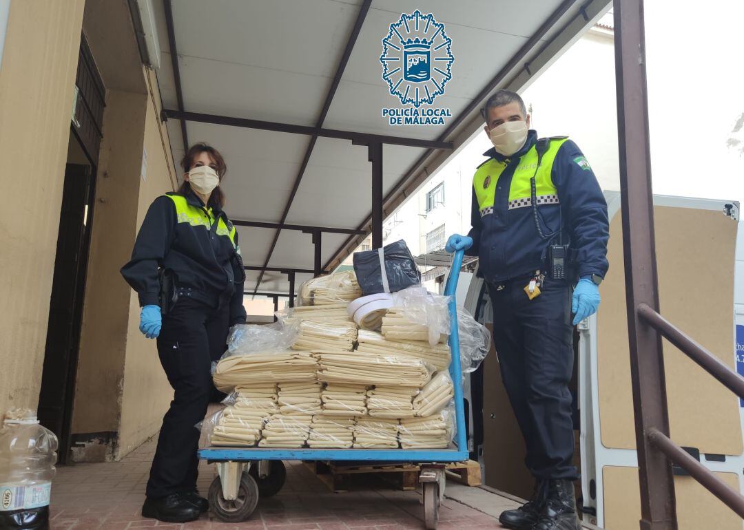 El matrimonio de agentes municipales de Málaga con el material confeccionado