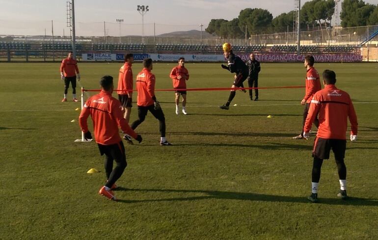 Los jugadores realizan un partido de fut-voley en el entrenamiento de esta mañana