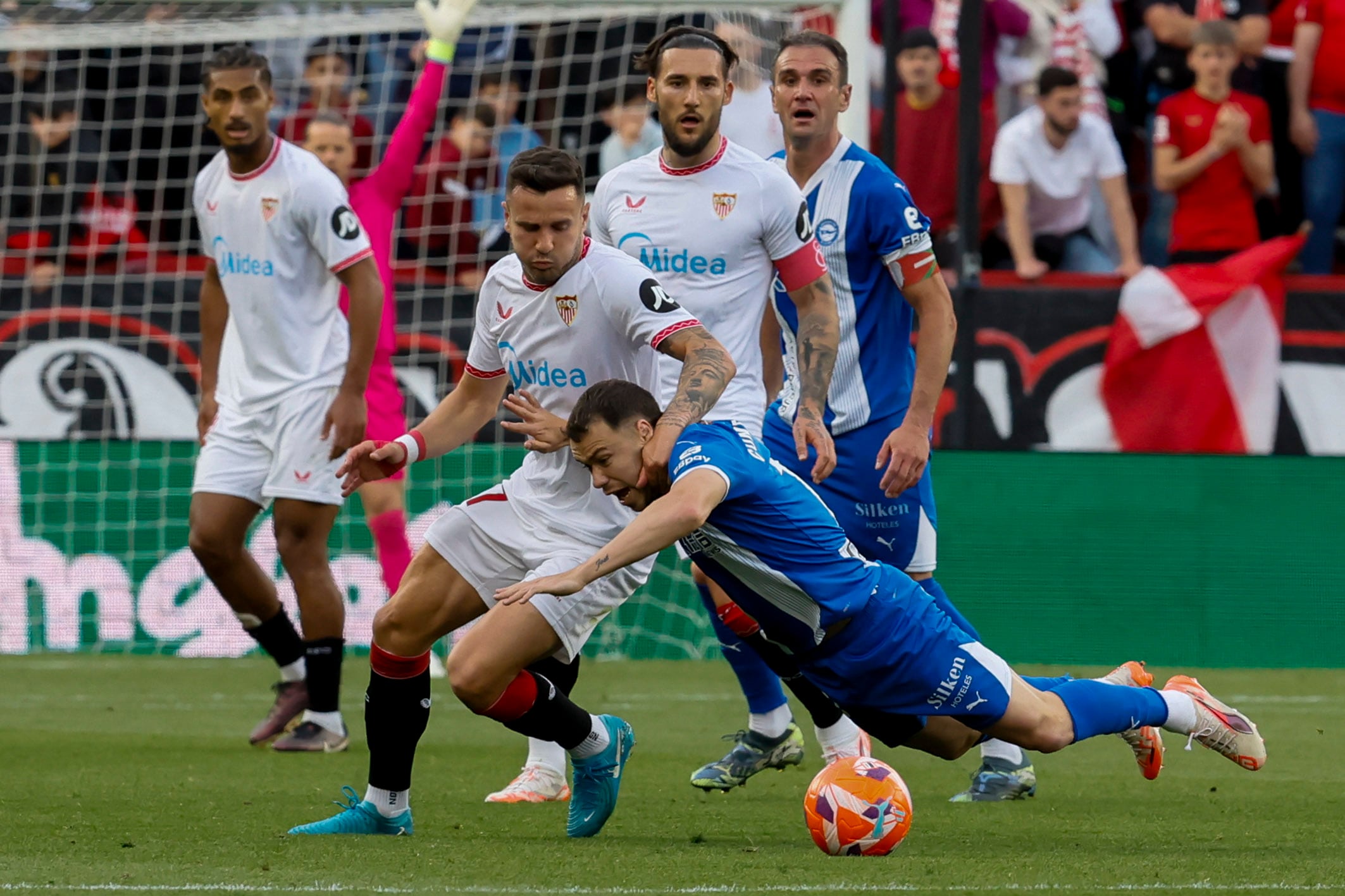 SEVILLA, 20/04/2025.- El delantero del ALavés Tomás Conechny (d) cae ante el delantero del Sevilla Isaac Romero durante el partido de la jornada 32 de LaLiga que Sevilla FC y Deportivo Alavés disputan este domingo en el estadio Sánchez-Pizjuán, en Sevilla. EFE/José Manuel Vidal
