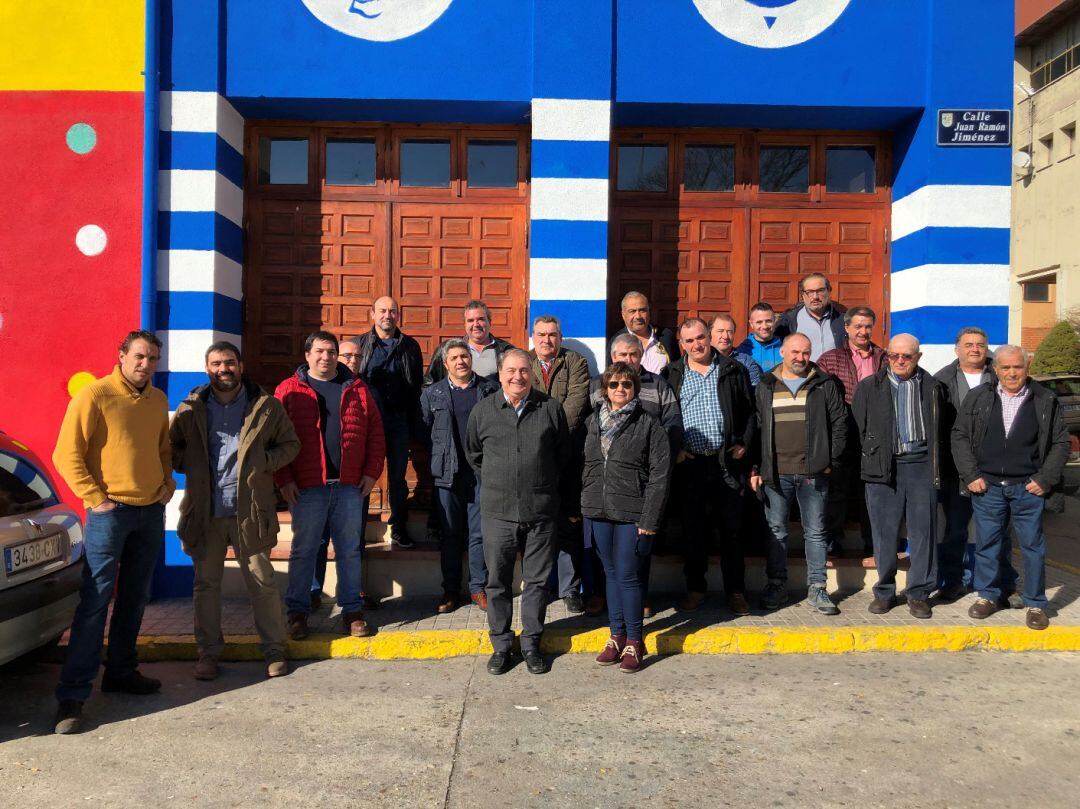 Los transportistas de Cantalejo a las puertas del centro José Rodao donde se celebró la reunión