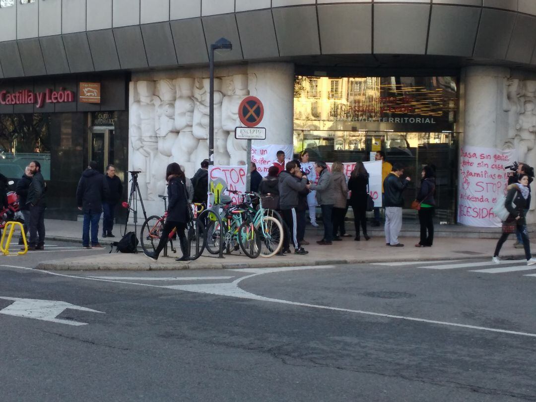 Concentración de afectados ante el edificio de la Junta de Castilla y León