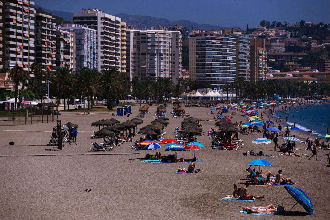 Vista general de la playa de La Malagueta hoy en la capital de la Costa del Sol
