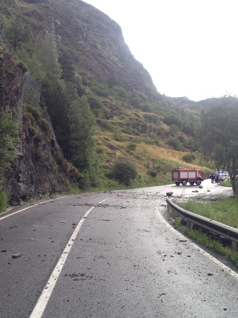 La carretera general 2 ha quedat afectada durant la matinada per una esllavissada de terra i pedres.