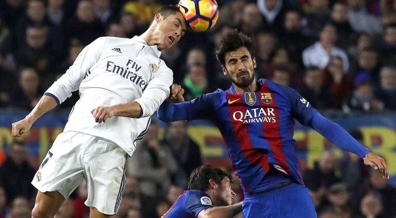 André Gomes intenta llevarse el balón ante Cristiano Ronaldo