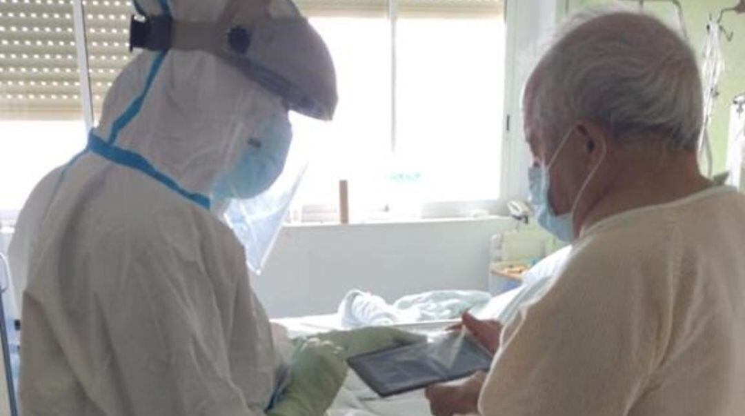 Un enfermero atiende a un paciente en el Hospital de Úbeda.