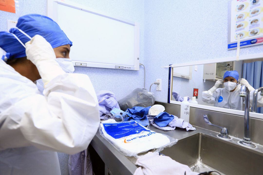 Perdonal sanitario con su equipo de protección