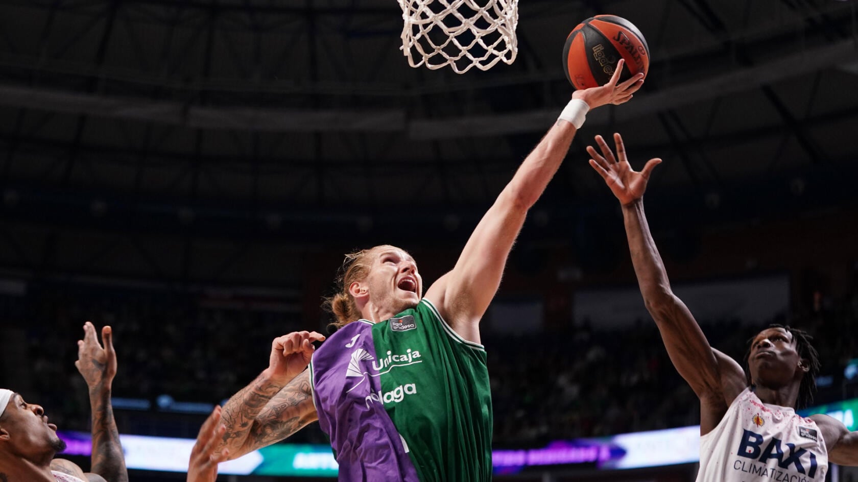 El ala-pívot del Unicaja Dylan Osetkowski, fue el mejor jugador del partido ante el Baxi Manresa/ ACB PHOTO