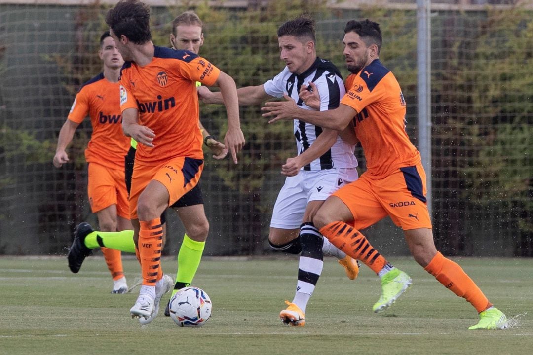 GRAF6908. SAN PEDRO DEL PINATAR (MURCIA), El centrocampista macedonio del Levante U.D Enis Bardhi (2d) pugna por el balón con Rubén Sobrino (d), del Valencia CF, hoy sábado durante el partido amistoso que están disputando los dos equipos en el Pinatar Arena, en San Pedro del Pinatar, Murcia. EFE, Marcial Guillén