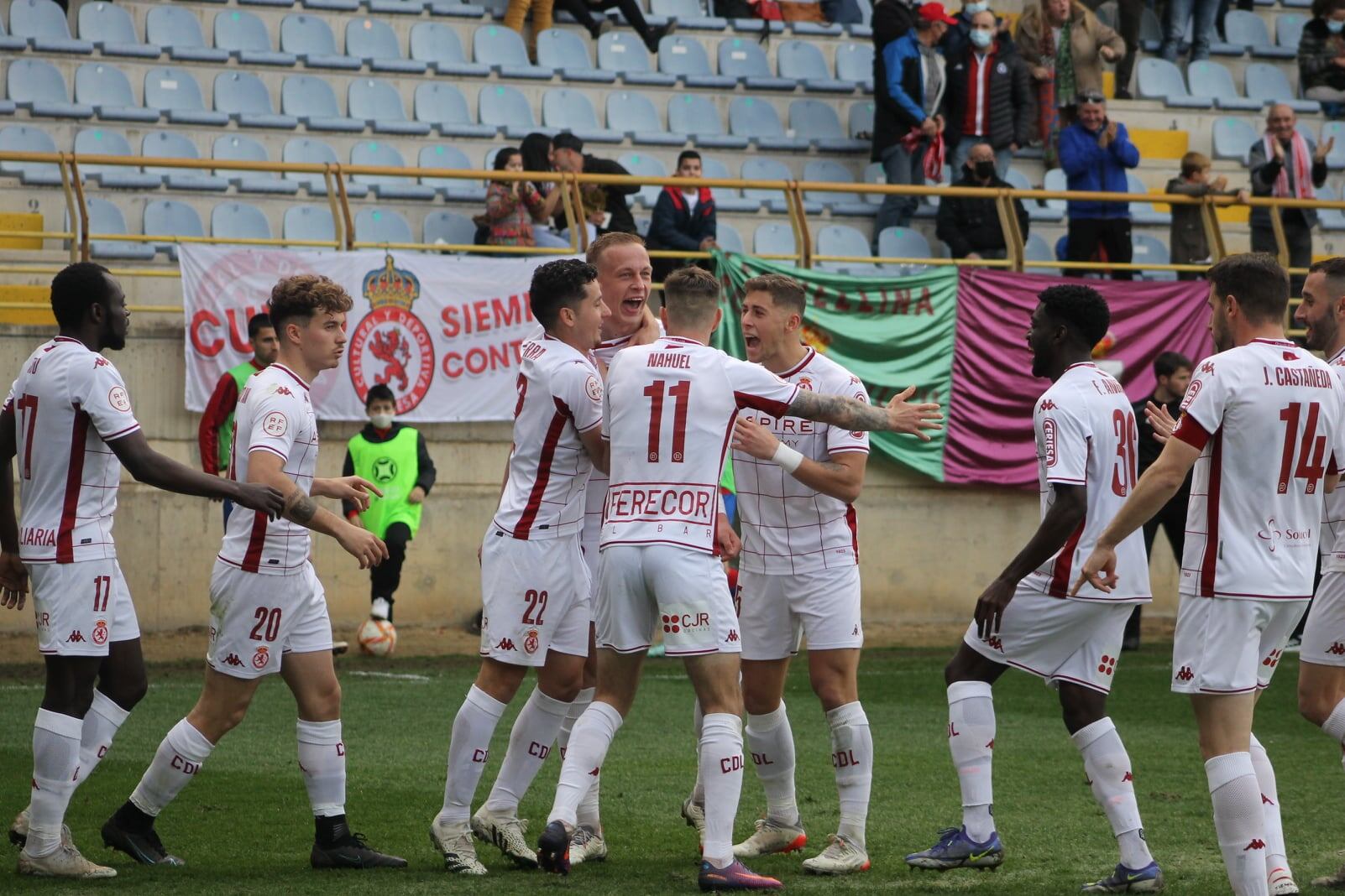 El equipo celebrando un gol en el Reino de León.